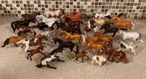 Breyer lotto misto di 30 cavalli scuderie da collezione - Foto 1 di 9