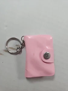 Llavero de colección mini bloc de notas tableta cuaderno imitación cuero cubierta llavero a presión - Imagen 1 de 4