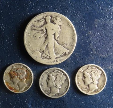 Lot of US silver coins: 1x 1934 Liberty half and 3x Mercury dimes Cover