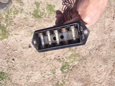 Jaguar XJS HE V12 1982-1990 caja de fusibles panel delantero derecho aspecto usado  Foto 1 de 4