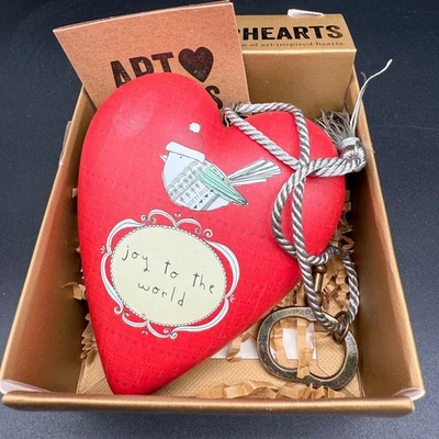 Ornamento de Natal Demdaco Art Hearts Joy to the World design de pássaro com caixa - Imagem 1 de 4