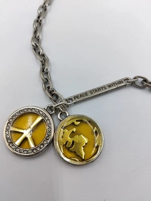 复古 Brighton "Peace Starts Within" 镀银双 Lucite 吊坠项链 — 第 1/4 张图片