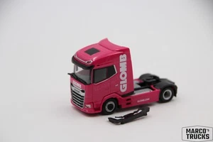 Herpa DAF XG Zugmaschine rosa "Glomb" aus Nr. 954426 1:87 /HN2584-1 - Bild 1 von 1