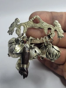 ANTICA SPILLA ARGENTO 890 PENCA DE BALANGANDAN 8 CHARM FIGA FIST ETNICO BRASILE - Foto 1 di 7