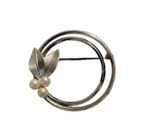 Spilla cerchio perle coltivate tono argento vintage Krementz con foglie - Foto 1 di 4