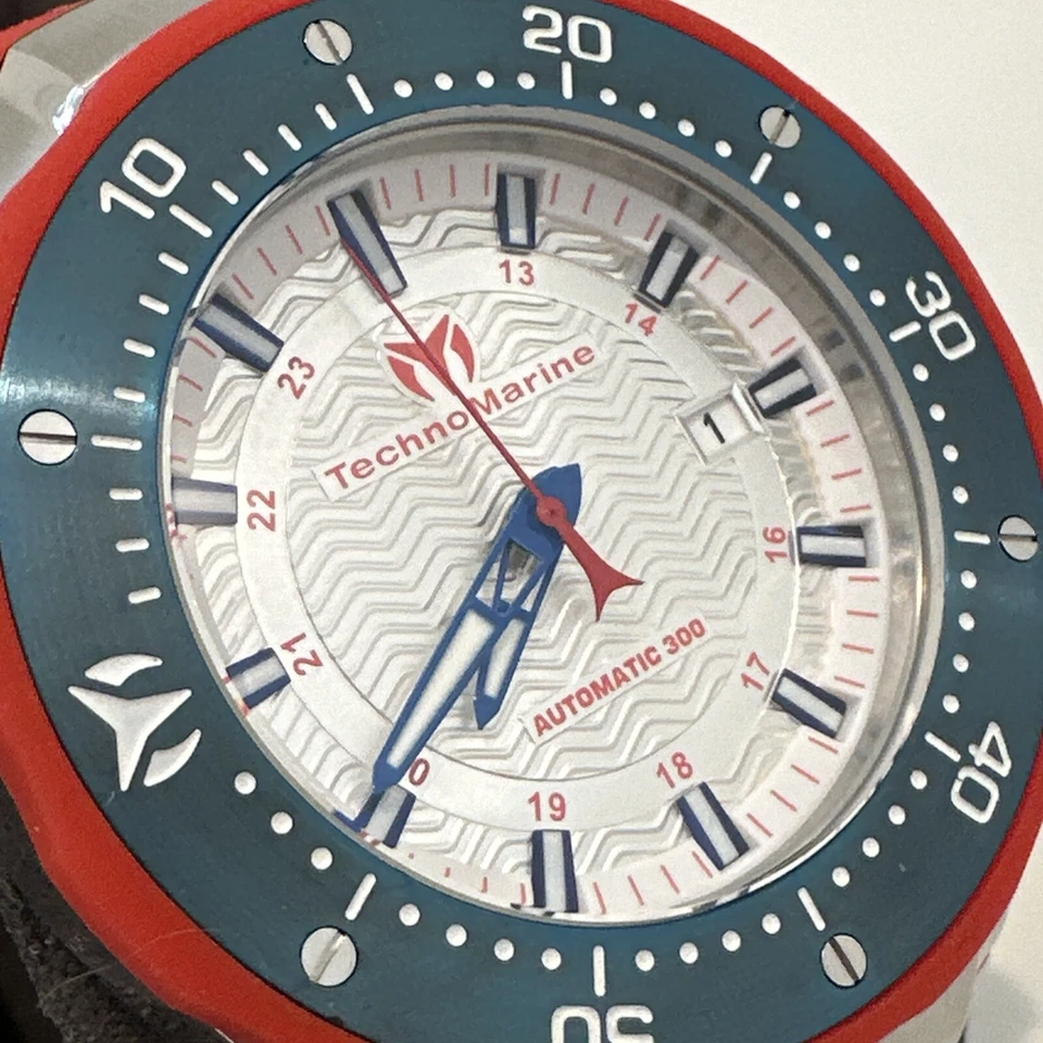 Reloj TechnoMarine Sea Manta AUTOMÁTICO Manta TM-215090 Correa Roja Foto 1 de 4