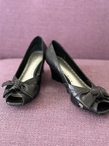 BCBG Wedge Shoes With Bow Black Size 6.5 - Picture 1 of 7