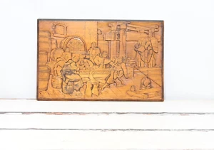 Antigua placa en relieve grabada de leña de la Selva Negra alemana monjes bodega - Imagen 1 de 11