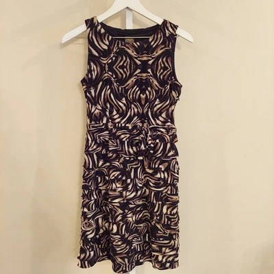 Vestido Taylor Talla 2 Cansado Sin Mangas Vestido Lápiz Hada Grunge Abstracto Animal Foto 1 de 4