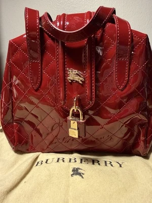 Bolso de mano Burberry charol rojo hecho en Italia con bolsa antipolvo excelente Foto 1 de 4