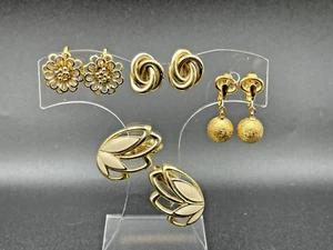 Lote de 4 pendientes con clip Trifari vintage de metal dorado y esmalte colgante EE. UU. - Imagen 1 de 5