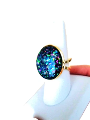 Anillo de ópalo grande 25 mm anillo de ópalo de resina de fuego de pavo real en banda de acero inoxidable GP de 18 quilates Foto 1 de 4