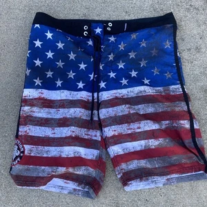 Affliction Größe 36 amerikanische Flagge Badehose rot weiß blau Herren Boardshorts - Bild 1 von 7