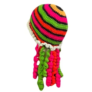 Handgefertigte Strickmütze Neon mit Locken - Bild 1 von 9