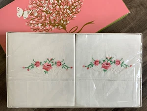 Nuevas fundas de almohada vintage bordadas rosas algodón muselina hilo dibujado nuevas en caja - Imagen 1 de 8