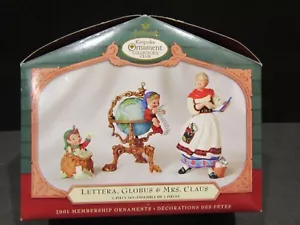 HALLMARK Keepsake Ornamento 2001 Collectors Club LETTERA, GLOBUS & MRS CLAUS - Foto 1 di 5