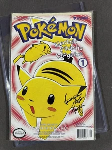 Pokemon 1999: Elettrico Pikachu Boogaloo firmato Veronica Taylor ERRORE COA SBAGLIATO - Foto 1 di 8