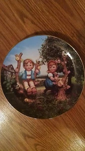 Plato de coleccionista de 8 pulgadas Apple Tree Boy & Girl - Hummel Little Companions ~ - Imagen 1 de 6