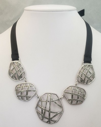 VETEMENTS Collana dichiarazione moderna bavaglino astratto metallo tono argento strass ghiacciato grigio