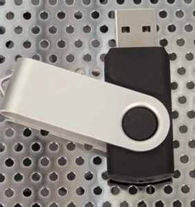 Unidad Flash USB 1 GB - Sin Marca - USB 2.0 - Formato FAT32 para Multimedia - Negra - Imagen 1 de 3