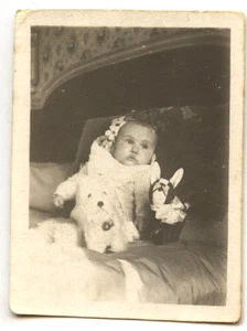Enfant bébé assis sur lit avec peluches - photo ancienne amateur an. 1940 - Picture 1 of 1