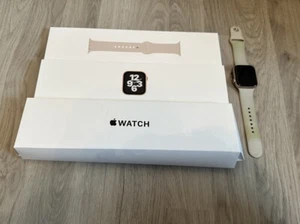 Apple Watch SE 44mm Goldton Aluminiumgehäuse mit Starlight Sportarmband - Bild 1 von 7