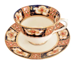 Vintage Royal Albert Crown China Fuß Tasse und Untertasse England Goldrand Floral - Bild 1 von 7