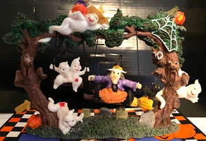 Spooky Hollow Halloween Dorf Hexe Schaukel Geister Kürbis Deko ~ 1998 - Bild 1 von 7