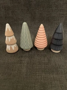 Target Bullseye Spielplatz 2023 4er Set rosa blau Keramik 3,5" Weihnachtsbäume - Bild 1 von 7