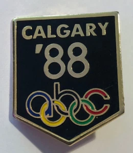 Calgary 1988 ABC Ringe Olympische Medien Pin - SEHR GUT/VERSAND KOSTENLOS USPS 1. KLASSE - Bild 1 von 3