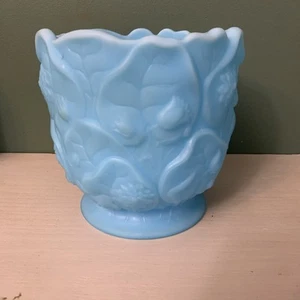Vaso vintage Fenton blu crema pasticcera foglia e fiore in rilievo - bellissimo - Foto 1 di 7