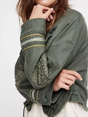 Chaqueta Militar Free People Extreme Recortada Talla Mediana Tachonada Adornada Foto 1 de 4