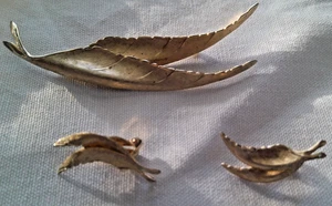 Vtg Giovanni Textured Gold Tone Double Leaf Brooch Pin & Earrings Clip On Set - Picture 1 of 6