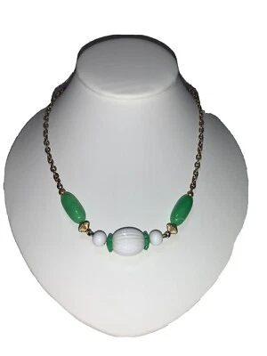 Collar Avon cuentas verdes y blancas en cadena tono dorado Foto 1 de 4