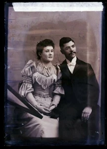 LATE 1800s EARLY 1900s GLASS NEGATIVE,  COUPLE, POTRAIT - Picture 1 of 2