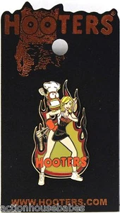 HOOTERS SEXY STAFF CHICA PARRILLA COCINERO/COCINA BARBACOA FUEGO HOOTIE SOLAPA PIN - Imagen 1 de 3