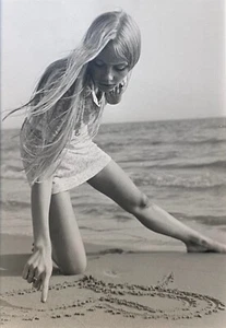 Jeune fille au coeur - tirage argentique d'époque - circa 1970 Photo Vintage - Bild 1 von 3
