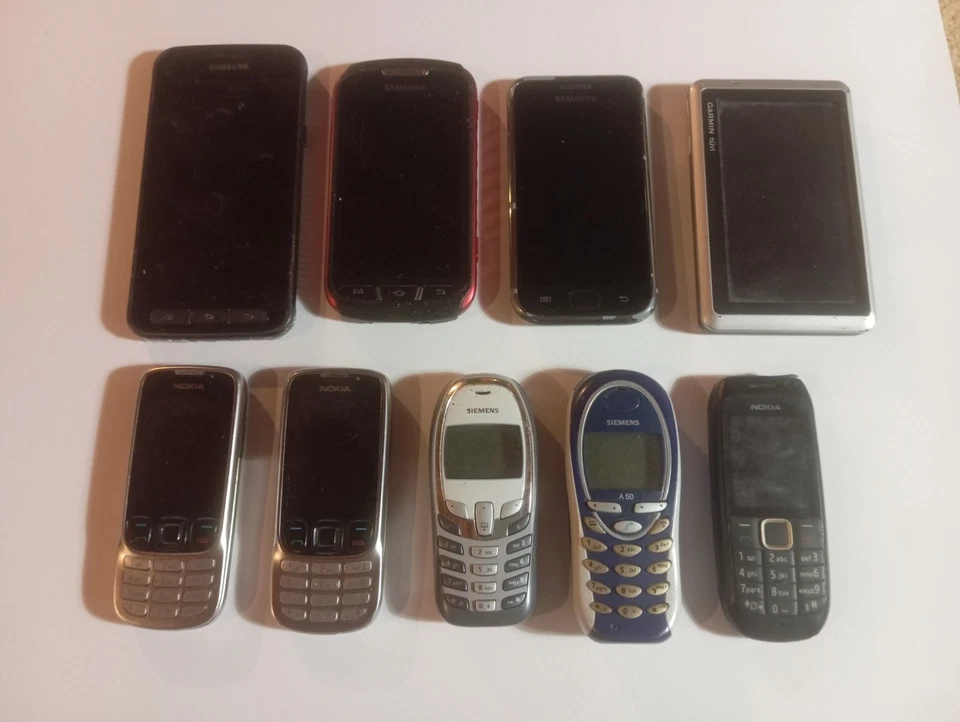 Konvolut aus 8 alten Handys & einem Navi (Samsung, Siemens, Nokia, Garmin) - Bild 1 von 1