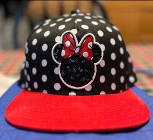 Cappello berretto baseball Disney Minnie Mouse a pois tesa rossa paillettes Minnie snapback - Foto 1 di 4