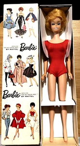 Muñeca Barbie vintage corte burbuja rubia platino en rojo SS con soporte de caja y libro - Imagen 1 de 23