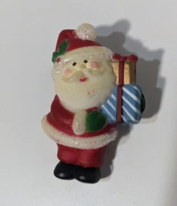 Vintage Kunststoff Urlaub Weihnachten Weihnachtsmann Anstecknadel Kostüm Brosche Geschenk - Bild 1 von 4
