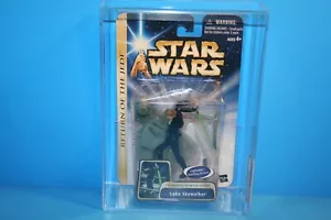 STAR WARS 2003 GRADO AFA COMO NUEVA EN TARJETA AOTC LUKE TRONE FIGURA ARMA HASBRO - Imagen 1 de 12