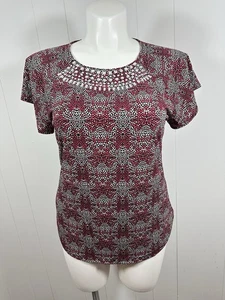 Neu mit Etikett Carolyn Taylor Gr. L Kurzarm Bluse Schmucksteinausschnitt schwarz/rot verziert - Bild 1 von 7