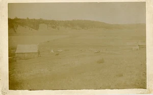 1880er Black Hills South Dakota Ranch mit Gebäuden und Cowboys leicht verblasst - Bild 1 von 1