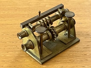 Billing Boats BF215 solid brass trawl winch 55 x 25 mm in good condition - Picture 1 of 2