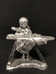 Figurina MICHAEL RICKER in peltro massiccio "ALYCE" ragazza stirata 1985 da collezione - Foto 1 di 9