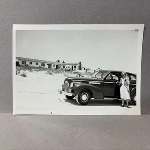 Foto encontrada de colección de mujer junto al auto en Perrys Ocean Edge Court Florida - Imagen 1 de 3