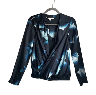 Blusa Diane Von Furstenberg Talla 8 Negra Azul Estampado Envolvente Seda ASOTV Dinero Antiguo Foto 1 de 4