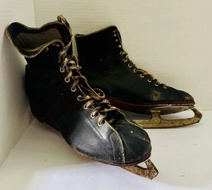 Pattini da ghiaccio vintage anni '40 uomo misura approssimativa 10 lame arrugginite tomaia in pelle nera - Foto 1 di 13