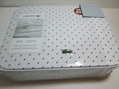 NUEVO Juego de Sábanas Lacoste Cal King Textura Golf ~ Azul Marino sobre Blanco Nuevo en Paquete Foto 1 de 3